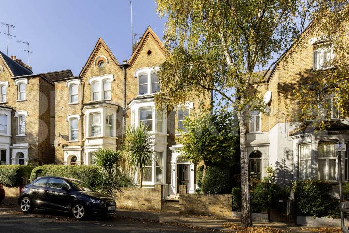 located on a residential street in the popular area of Tufnell Park   Lady Margaret Road  , tufnell Park 